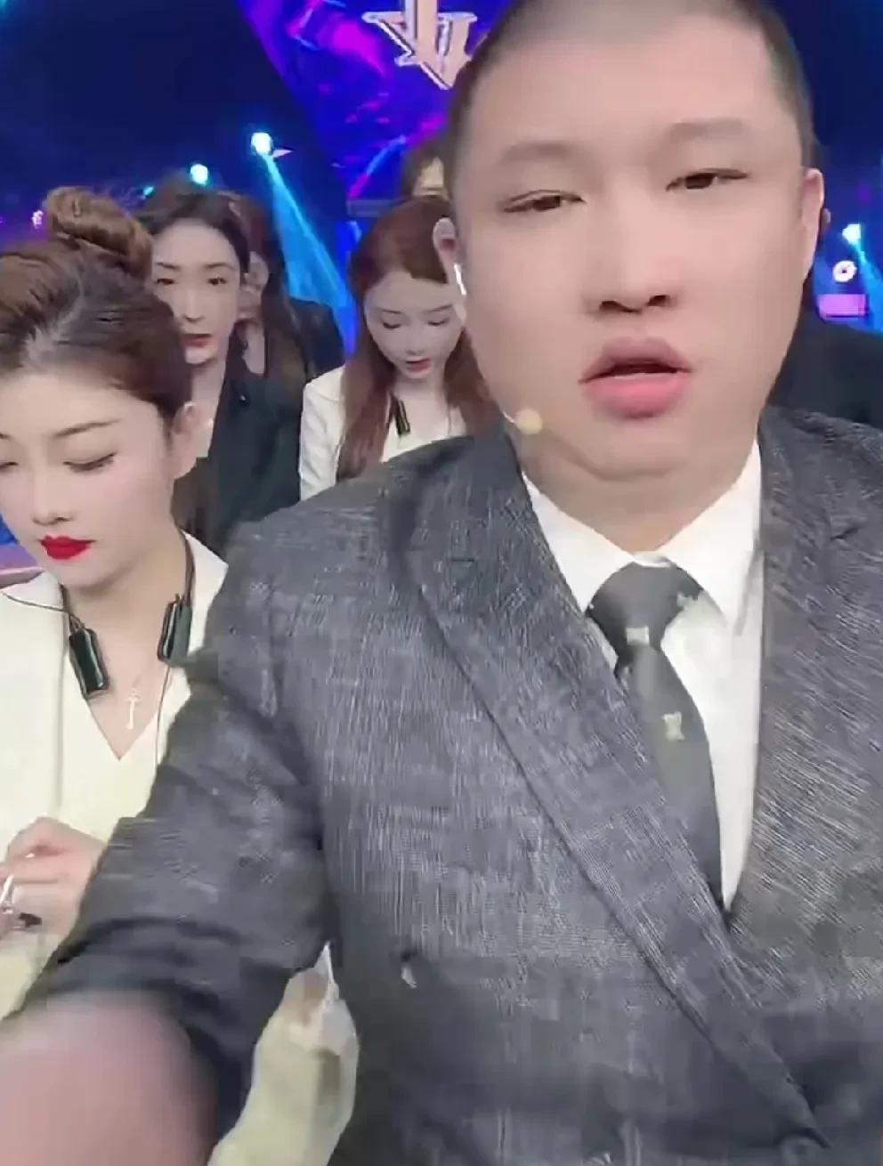 阿宇回应二驴买高迪账号！
               阿宇回应二驴花200万买