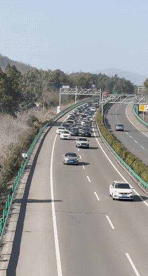 堵车了！就这样堵车了！可能上百辆车都得龟速行驶。
有网民说，高速堵车是很危险的，