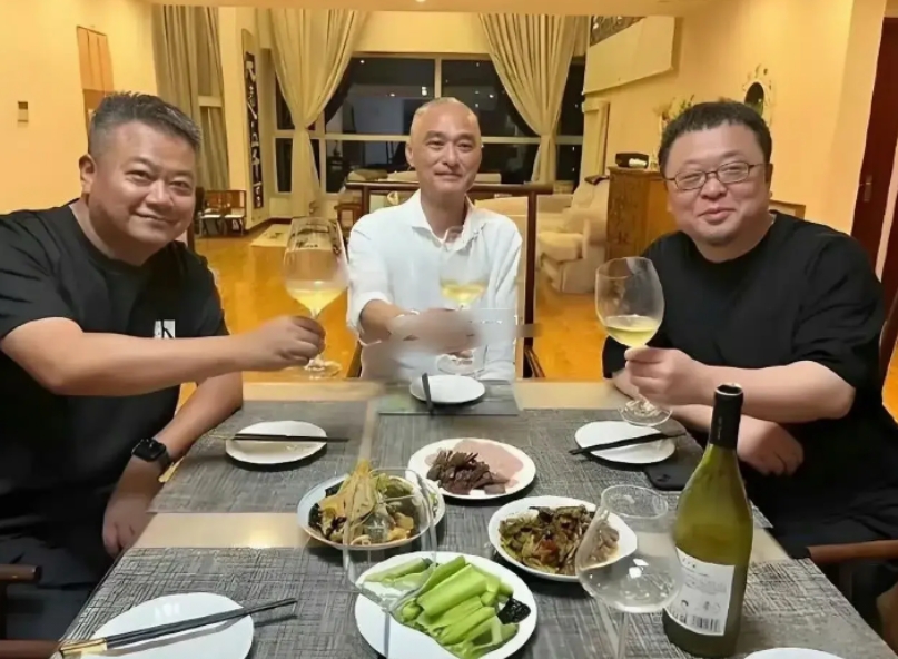 一个切黄瓜，一个卤菜，两个凉菜。富人的简朴生活。