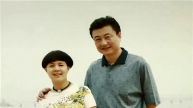 王宁金龟子夫妻与亲家现身外孙周岁宴，两家人好幸福，公婆颜值高