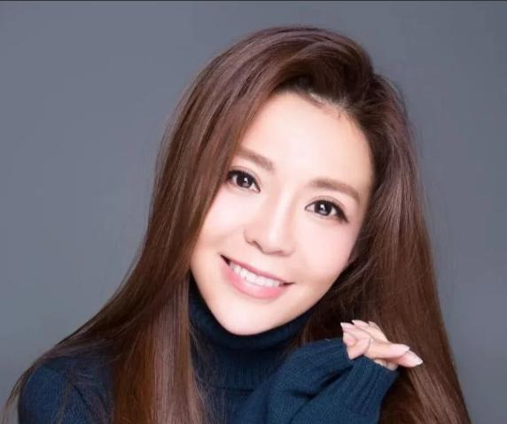 央视才女朱迅闪婚记











王志和朱迅的爱情故事像一出偶像剧。第一