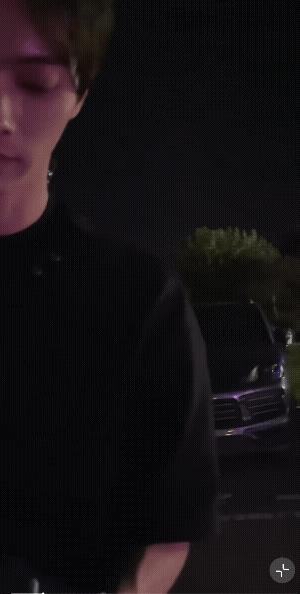 许凯昨天收粉丝信时，粉丝问他怕不怕呀，他还咧嘴笑出一个酒窝，边收信边警告粉丝: