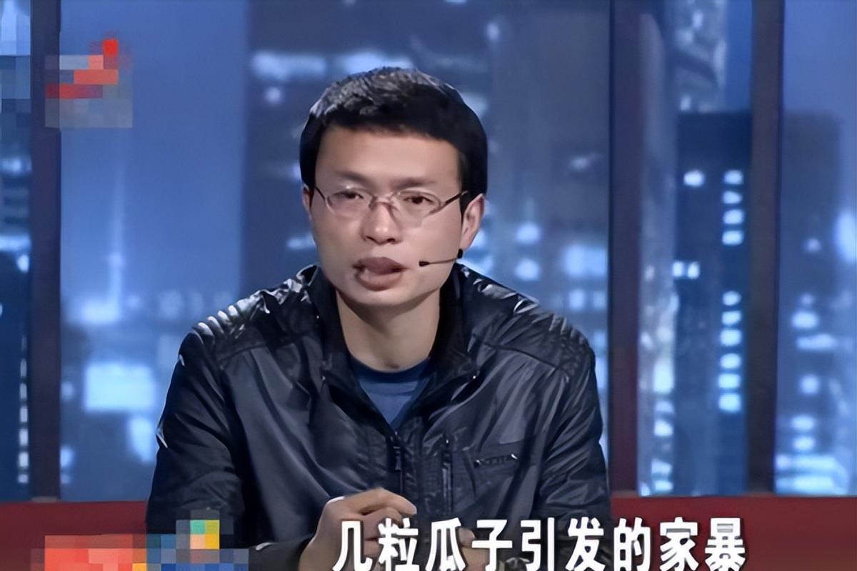 活该！2013年，11岁男孩吃了继母几颗瓜子便遭到父亲毒打，此后更是被打了几年，