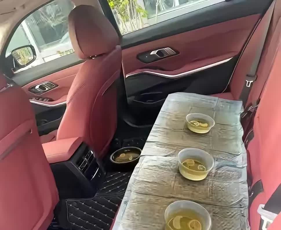 再说一遍！
买车千万不要买皮座椅，
一定要买布座椅！

邻居家买了一辆新