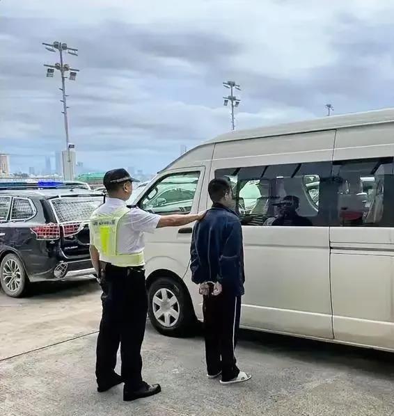 男子靠“水下推进器”偷渡至澳门，被海关当场抓获！
8月25日，36岁内地男子偷渡