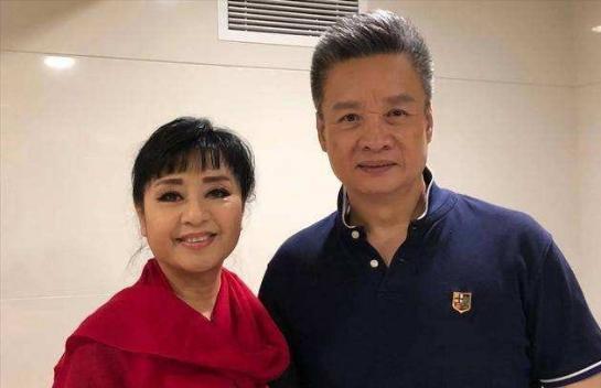 1987年，31岁的殷秀梅嫁给大10岁的程志，结婚当晚送走宾客，殷秀梅忽然对程志
