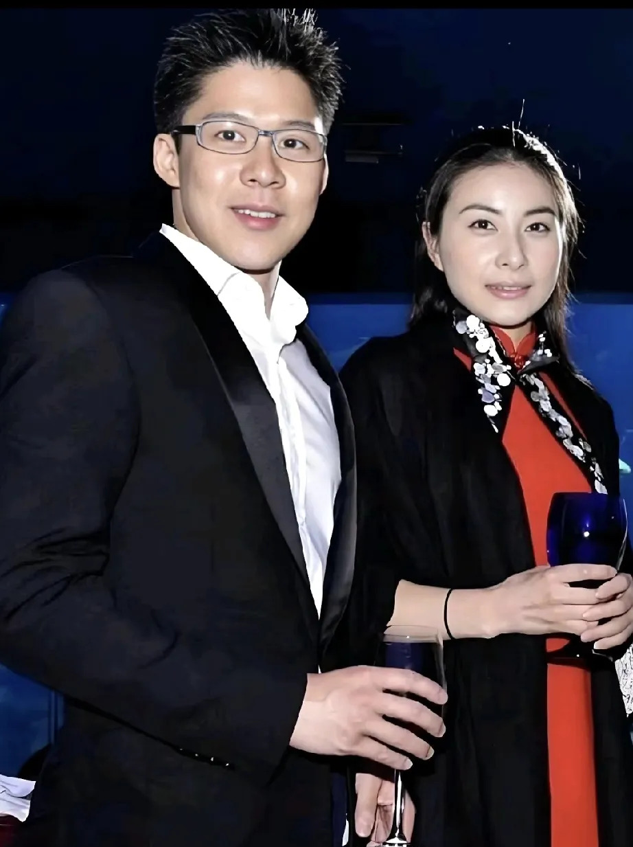 郭晶晶搬离霍家祖宅











我的天哪！你们知道吗？郭晶晶居然带着老