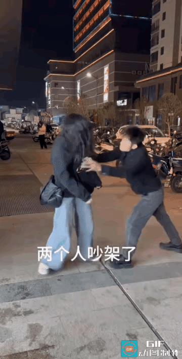 动图中的女士够豪横的，冲着男士的脸上就是一巴掌，以后必须注意了，打人不打脸！
男