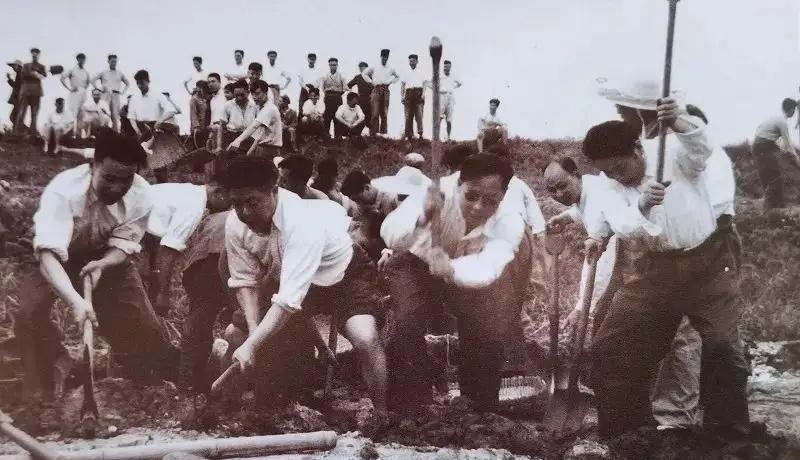 五十年代，南京军事学院的将军学员参加义务劳动场景，前排右起：杨得志、李作鹏、陈锡