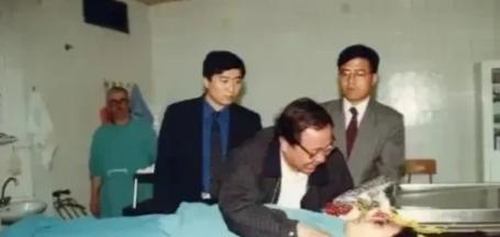1999年，牺牲的记者朱颖，她已经没有了生命的体征，静静地躺在冰冷的手术台上！