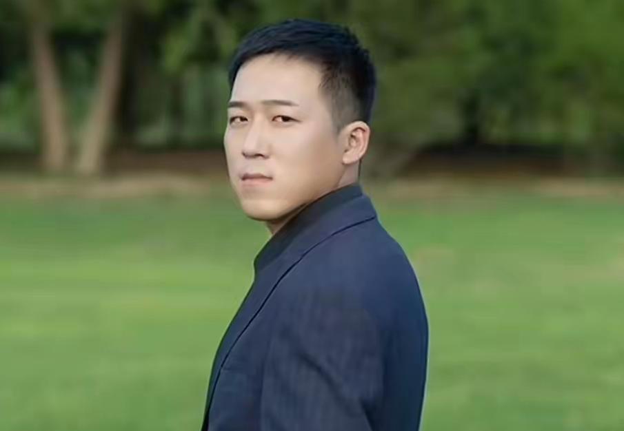 30岁快递员离世：一岁女儿与18万治疗费背后的生命之重
山东30岁快递员咎鹏程的