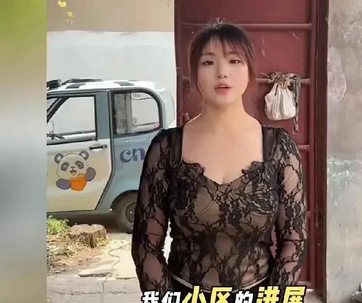 女业主维权，网友却让开放商顶住压力，让她多维一段时间。
真没想到，这波维权居然让