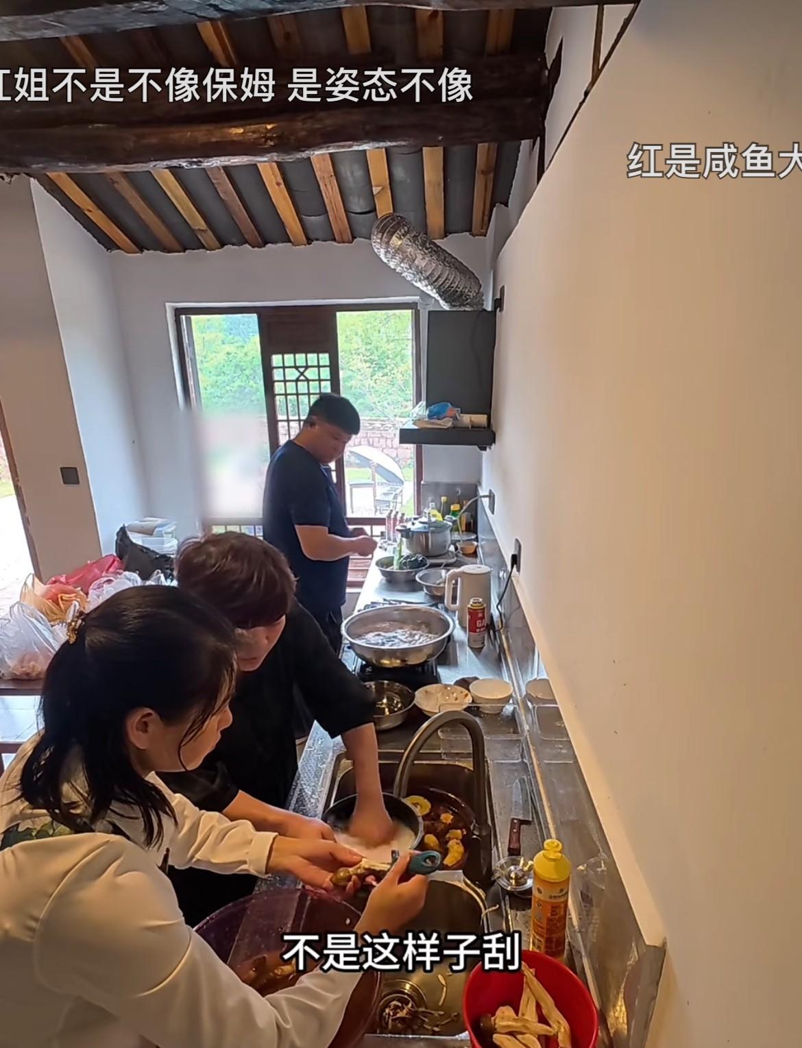 红姐和胖阿姨又为鸡枞菌的处理方式差点吵起来，胖阿姨心疼其昂贵，怕造成浪费，红姐则