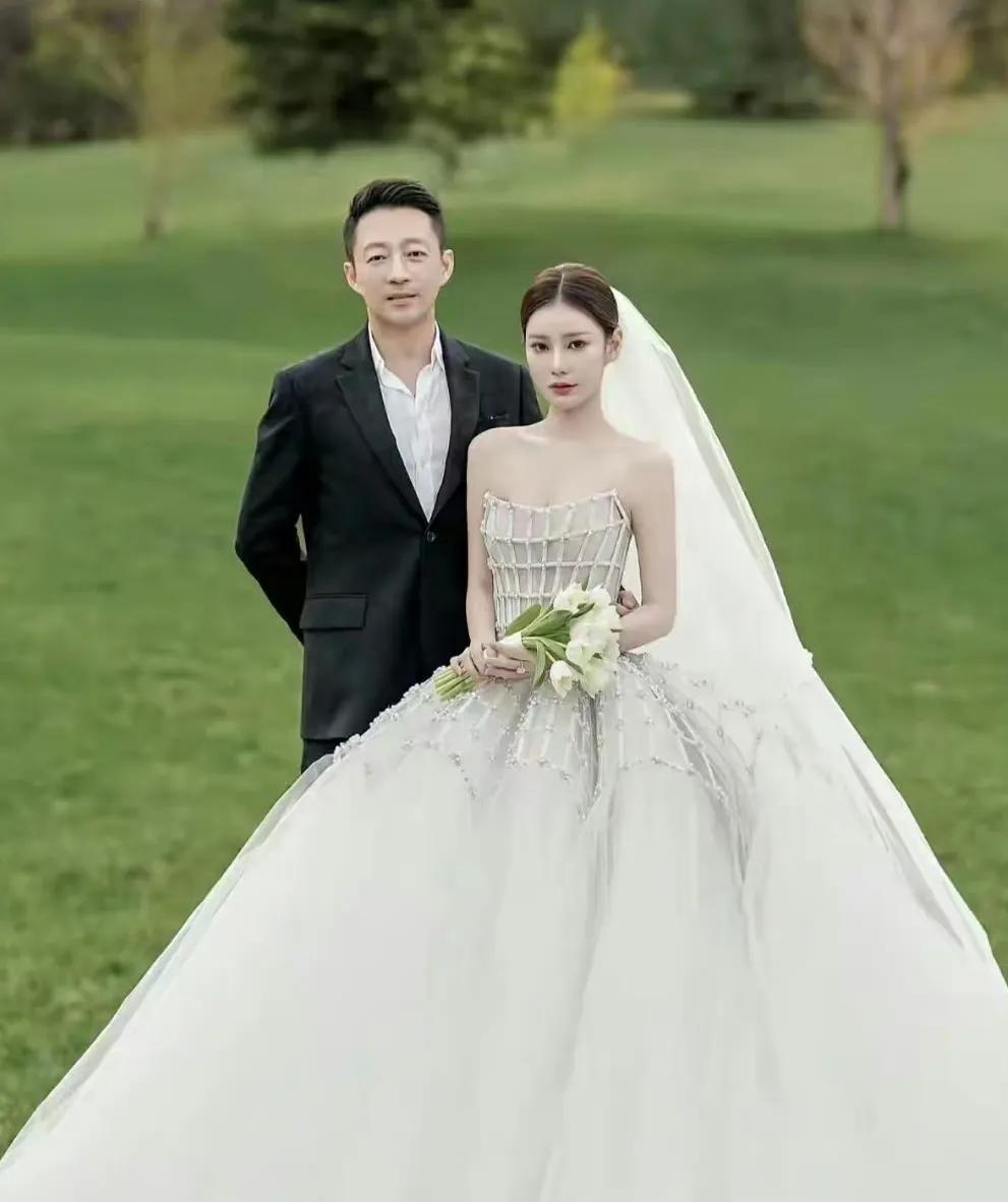 马筱梅深藏不露啊
不查不知道，一查发现马筱梅也是大户人家
陪嫁如下：
房产有北京