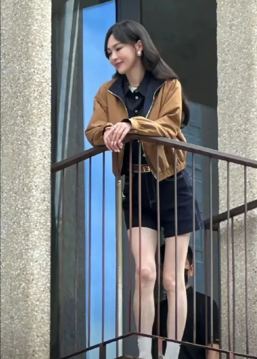 唐嫣的路透
这身装扮好好看
简单舒适，没有什么负重感
在她这个年纪还能一出门
保