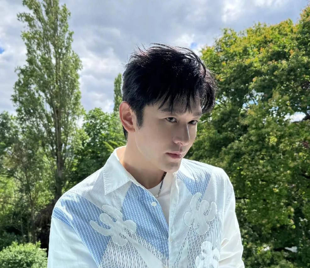 黄晓明，高调发文！

3月10日，黄晓明突然在社交平台发文，短短20分钟收获点赞
