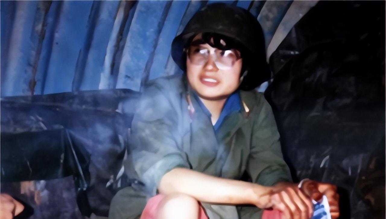 1986年，对越反击战中，我军哨卡的小战士拦住了一名女医生，让她出示通行证。女医