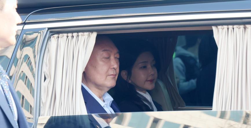 夫妻双双把牢坐，牢底坐穿也活该！请君入瓮！
真是应验了这句话，“德不配位，必有灾