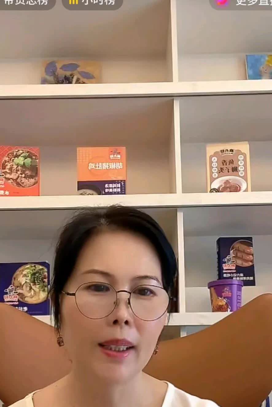 小杨阿姨今天直播的时候，有网友问她两个孩子是否上学去了，小杨阿姨说：对，而且两个