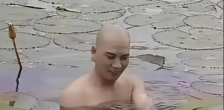 工作人员鸦雀无声地将汽油缓缓注入水池。只见迟重瑞小心翼翼走入这个