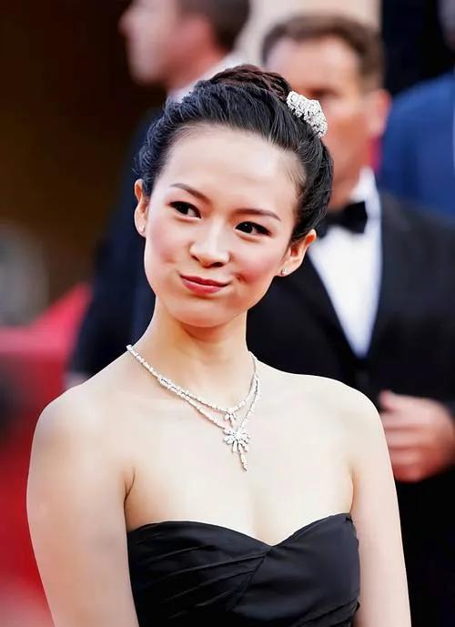 章子怡梅婷：从室友到合作用了29年
章子怡与梅婷曾是中戏同窗室友，彼时她们在宿舍