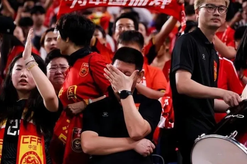 中国足球衰落的原因是什么？个人观点有以下原因：
1:体制腐败，从上到下，层层腐蚀