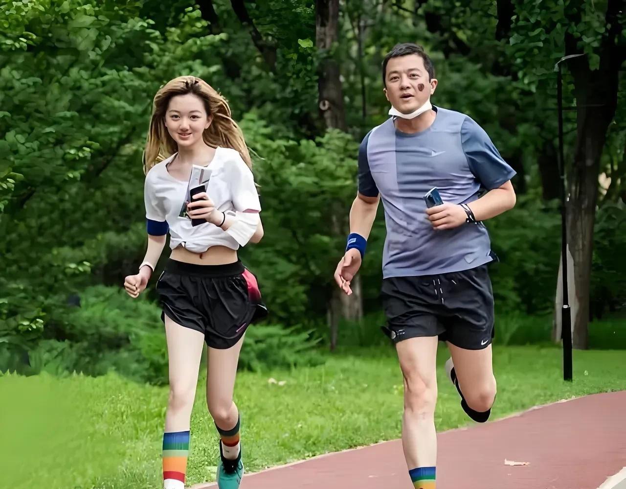李亚鹏和张柏芝都过得很辛苦，找了两个不管事儿的人。
哪怕全世界都在抛弃李亚鹏，他