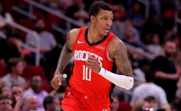 史密斯的作用是跟阿杜重合的，他下首发迟早的事
当然除非他把球投进，那其他问题都不