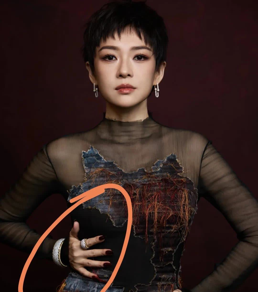 汪峰输了
章子怡终于扳回一局，为了给作品酱园弄宣发，剪了一头短发，甩了汪峰好大