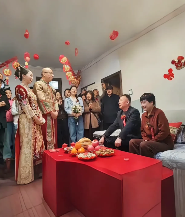 最近网上有个婚礼视频火了，新郎新娘站一块儿特别显眼