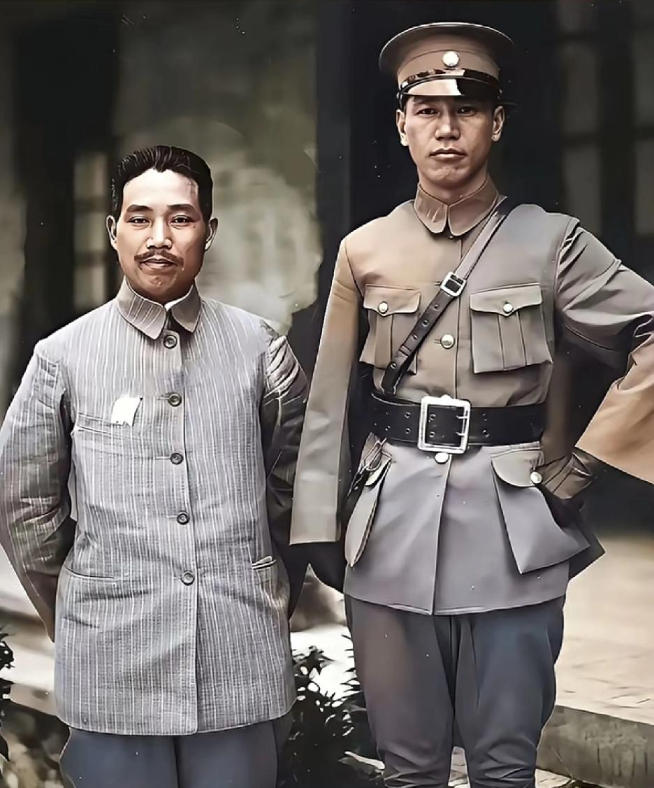 1926年，广州，蒋与一男子的合影，这可是蒋真实模样，并非演员扮演！那么，和蒋一