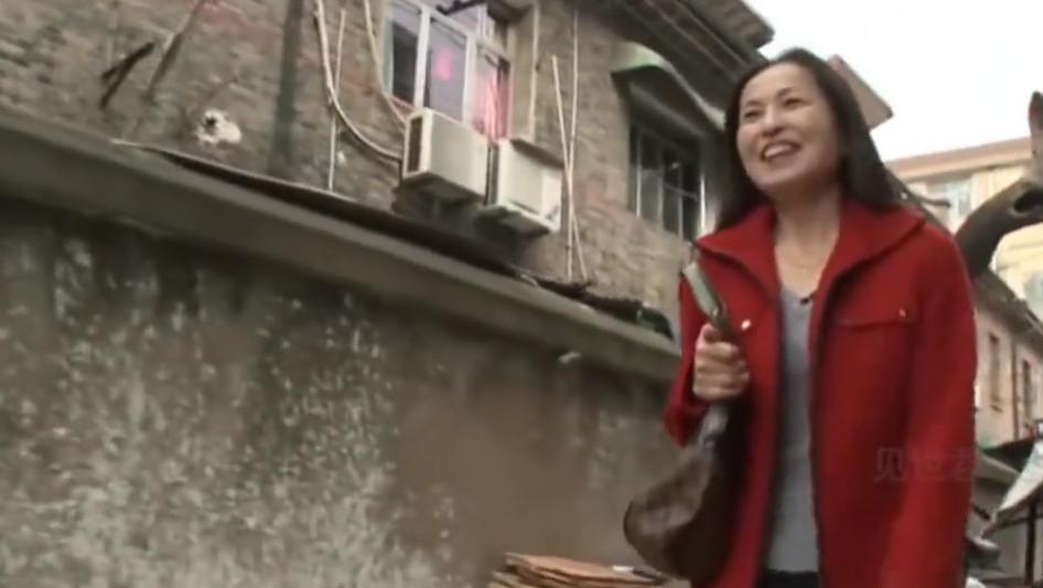 年薪低于100万的不嫁，49岁大姐为嫁入豪门，不惜跟结婚20年的丈夫离婚去相亲！