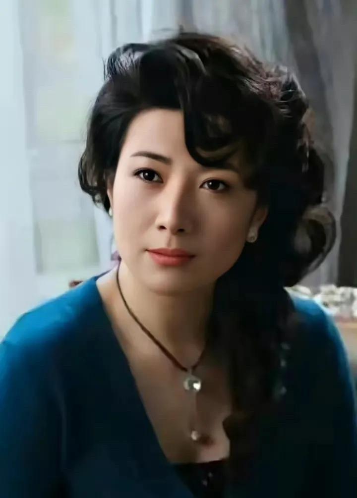 王静这样的打扮，给人以耳目一新的感觉，颜值挺高的，感觉比颜丙燕美，可明明演技不错