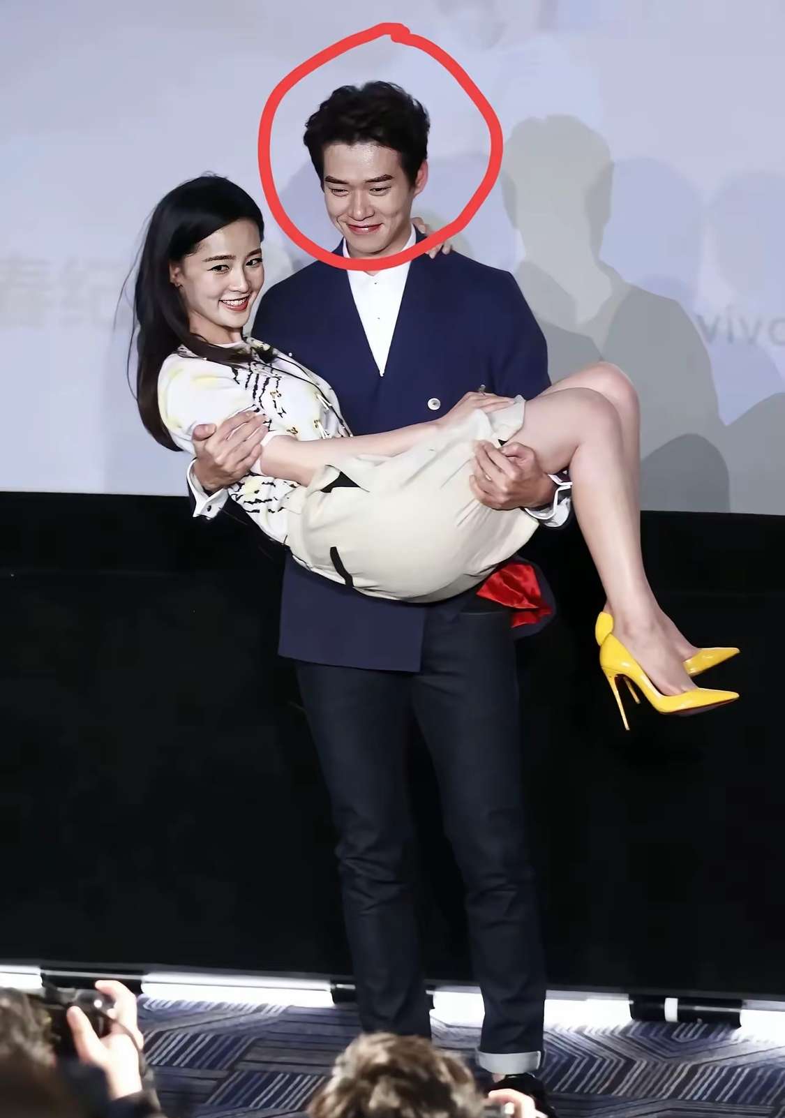 抱李沁的这个男的是谁？