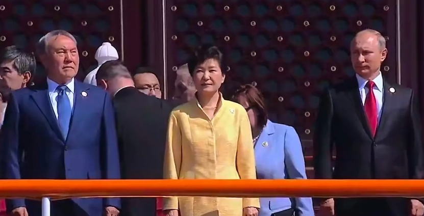 10年前，时任韩国总统的朴槿惠出席抗战胜利纪念日，和俄罗斯总统普京共同出现在主观