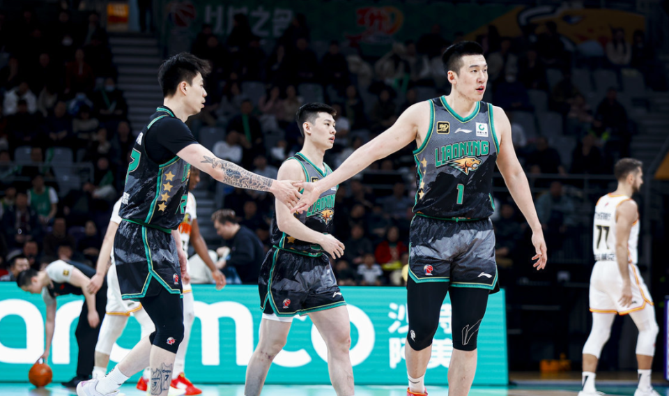 辽宁男篮主场136-99大胜吉林男篮，迎来两连胜，排名暂列联赛第七。比赛首节便领
