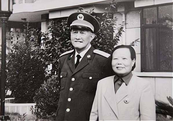 上世纪60年代的一天，吉林农机厅厅长洪学智刚下班，就被邻居告知：“洪厅长，这几天