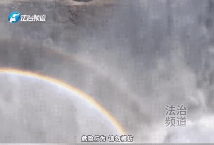 女子在这个地方拍视频，非常淡定，估计是拍出的效果极佳极佳，确实也能让不少人羡慕。