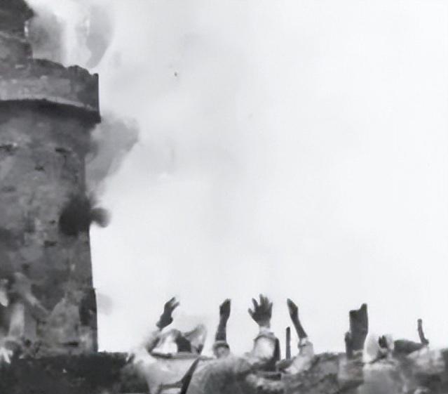 1941年，刘厥兰奉命去炸鬼子碉堡，没想到一时着急把炸药包放错了地方，轰隆一声巨