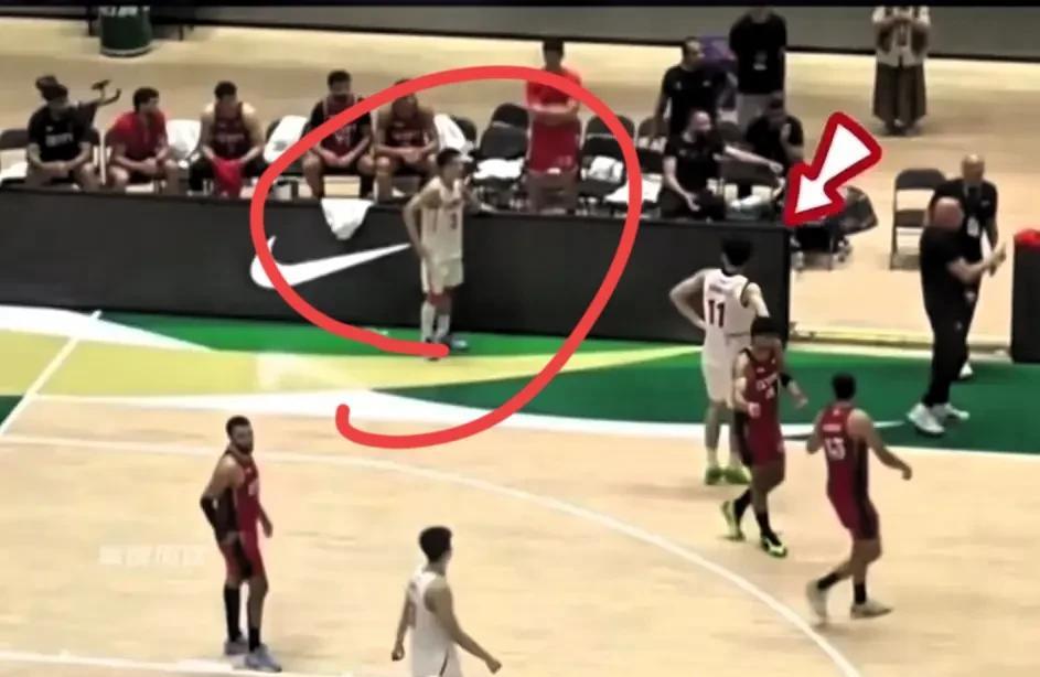 广东宏远后卫杨溢决胜时刻走步，没摸到球的张博源无奈叉腰看着杨溢，曲绍斌上任后，杨