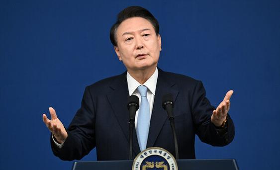 韩国宪法法院本周一驳回了对韩国总理韩德洙的弹劾案，韩德洙随即重返代总统的职位。由