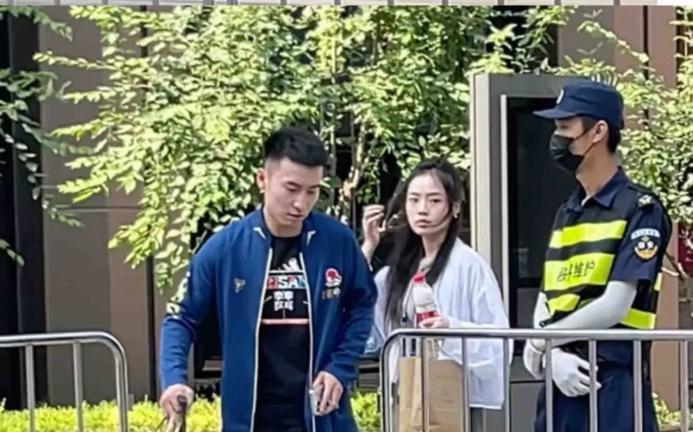 牛冠凯带着未婚妻上训——女朋友很清爽漂亮
6月11日，牛冠凯带女朋友来上训啦！