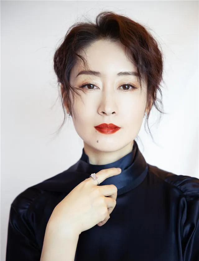 2013年，刘敏涛向富豪老公提出离婚，没想到老公哈哈大笑:“就你这样还想离婚？如