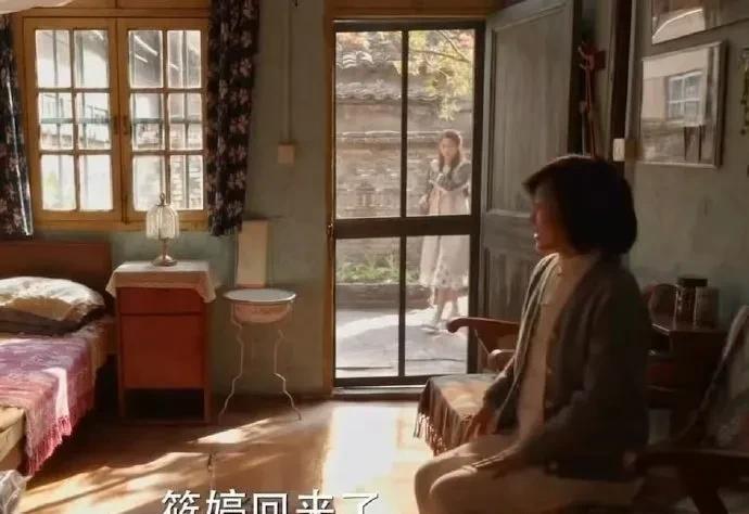 关晓彤蒋欣互动梦回《小巷人家》！隔空为香菜“站队”太可爱，网友：求筱婷和宋莹阿姨