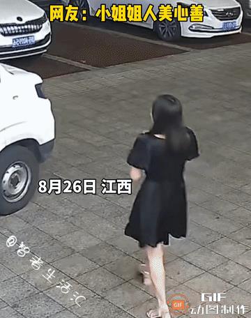 人美心善！江西，一辆小卡车因车主未拉手刹，在停车场缓缓溜车，危急时刻，路过的小姐