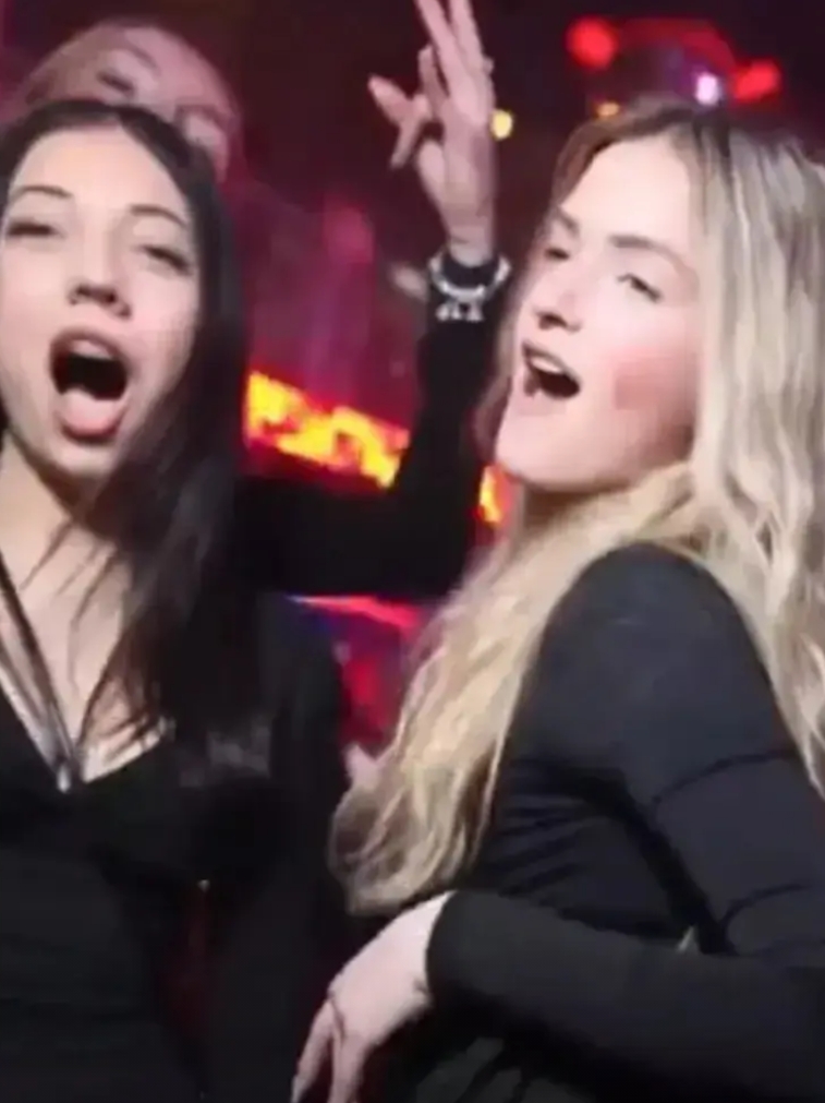 很多乌克兰高官的子女依然在狂欢，她们根本就不在乎前线在打仗！而且晚上去到夜场歌照