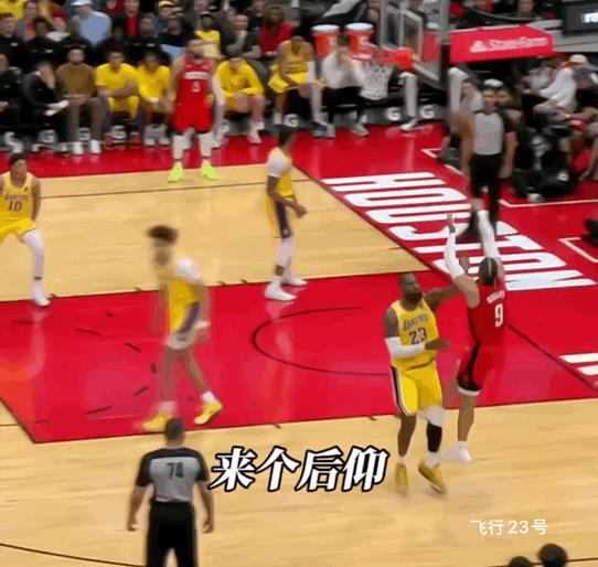 狄龙挑衅詹姆斯会有什么下场！
图1:狄龙在詹姆斯面前投篮成功，然后疯狂挑衅詹姆斯
