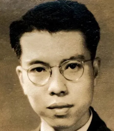 1949 年，他不管妻子的反对，拿刀划破了刚出生 3 天的女儿的后背。看着女儿气