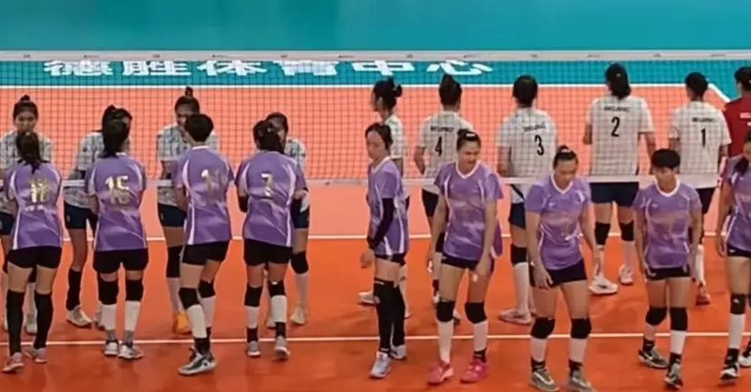 【天津女排换队服，紫玫瑰绽放】
天津女排在与北京女排的时候，换上天津女排队服的传