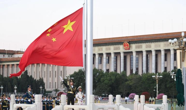 假如美国轰然崩溃，中国还要跟谁争第一？说句不好听的，就算美国崩溃，中国也当不上世